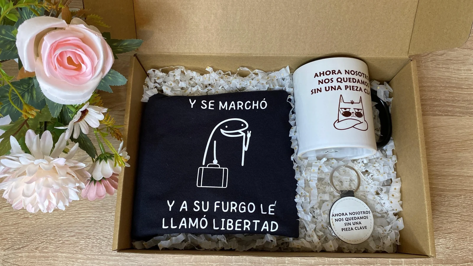 Caja regalo personalizada: camiseta, taza y llavero